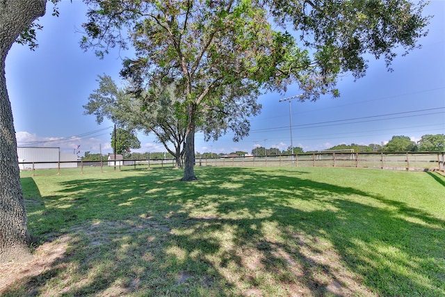 view of yard featuring a rural view