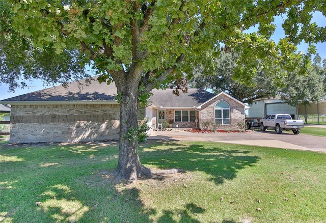 ranch-style home featuring a front lawn