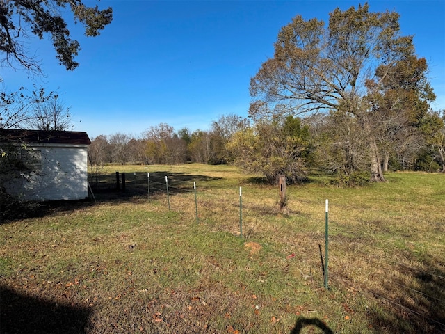 view of yard featuring a rural view