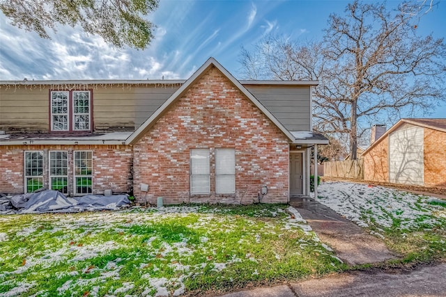 view of front of house featuring a front yard