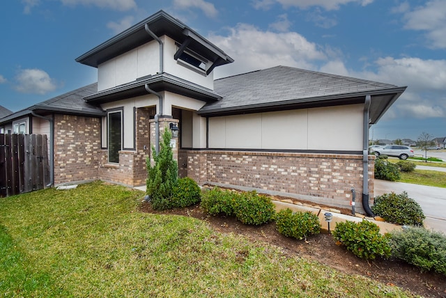 view of front of home featuring a front lawn