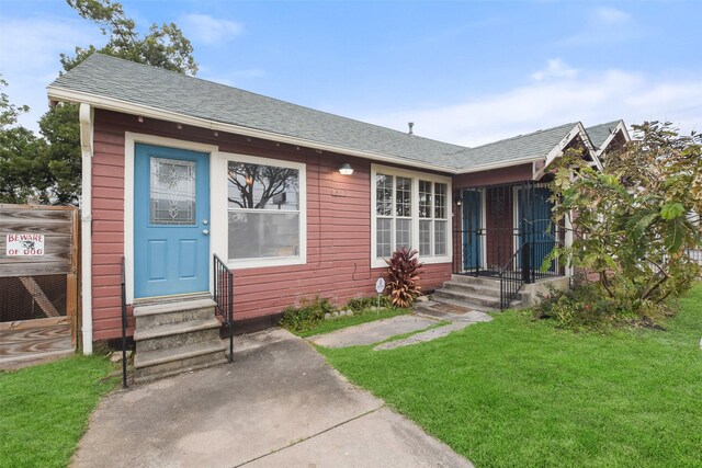 view of front of house with a front lawn