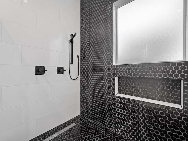 bathroom featuring a tile shower