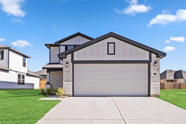 view of front of home featuring a front lawn