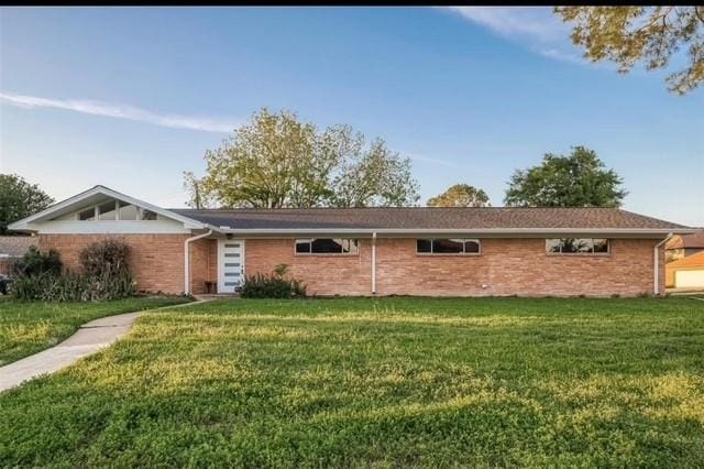 single story home with a front yard