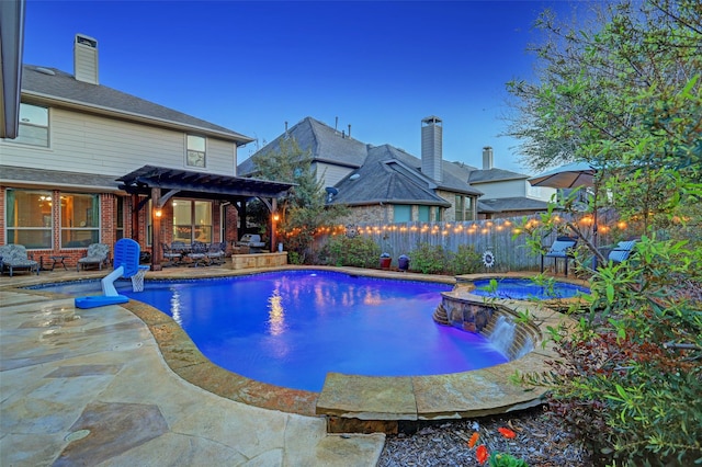 pool at dusk featuring an in ground hot tub, a patio area, and a pergola