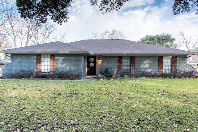 ranch-style home featuring a front lawn