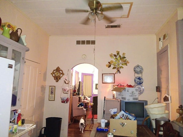 dining room with ceiling fan