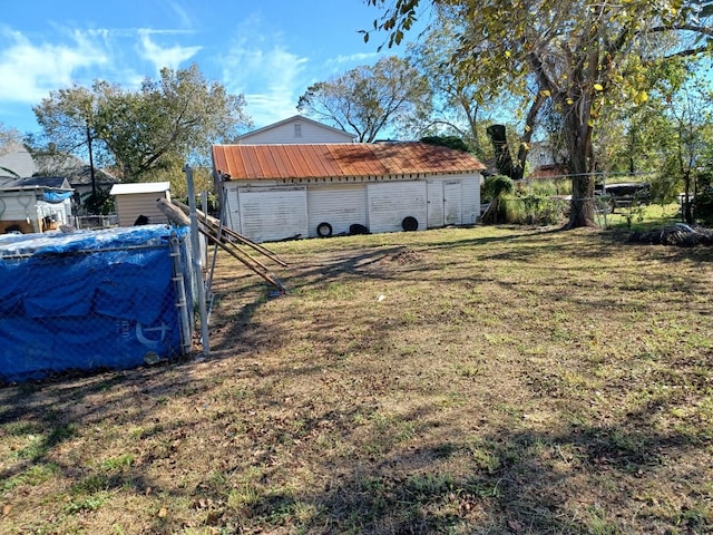 view of yard with an outbuilding