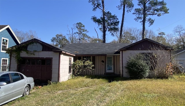 view of front facade featuring a front yard and a garage