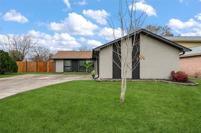 view of front of property with a front lawn