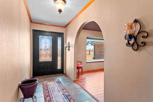 entryway featuring ornamental molding