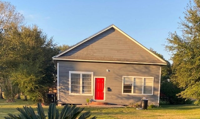 view of front of property with a front lawn