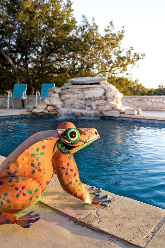 view of swimming pool