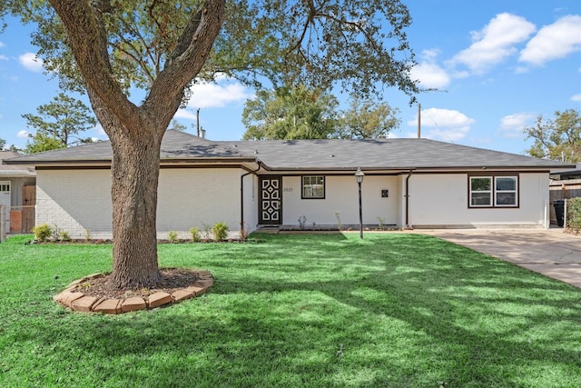 single story home featuring a front lawn