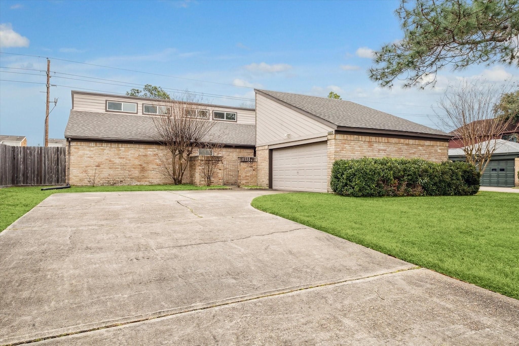 view of front facade featuring a garage and a front lawn