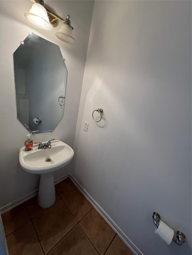 6731 Pinetop Glen Ln, Spring, TX 77379 - bathroom featuring tile patterned floors, baseboards, and a sink