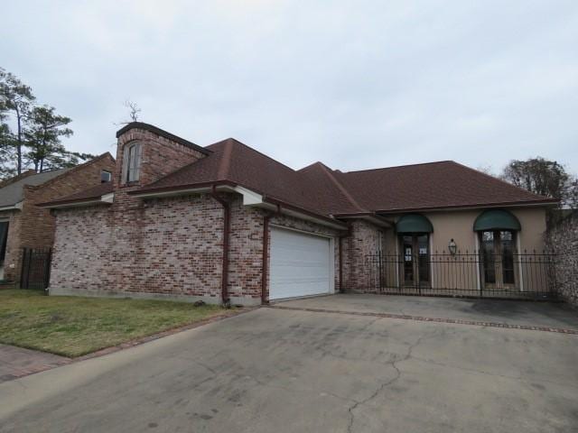 single story home featuring a garage