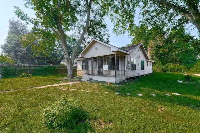 view of side of property featuring a lawn