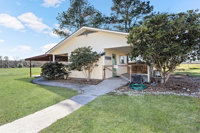 view of front of property featuring a front yard