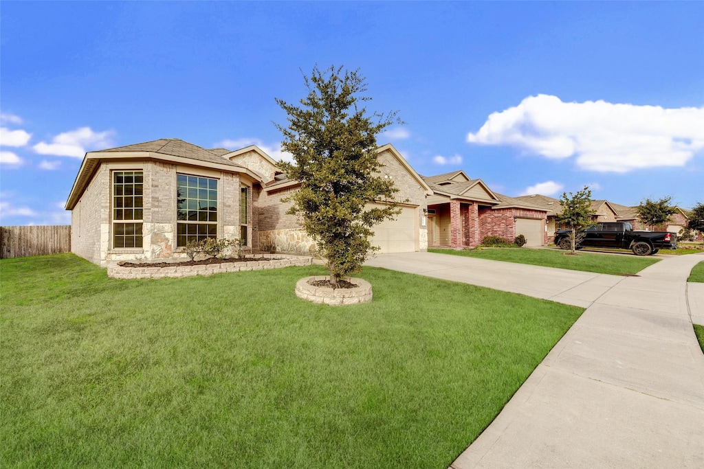 view of front facade featuring a garage and a front yard