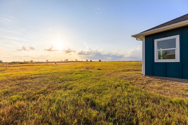 view of yard featuring a rural view