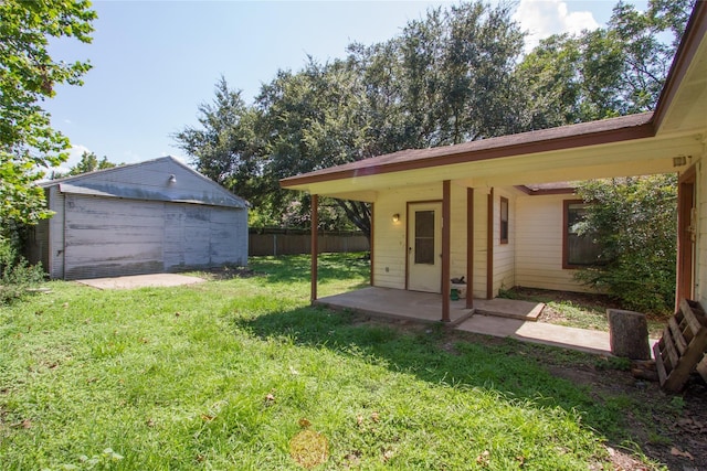 view of yard featuring a garage and an outdoor structure