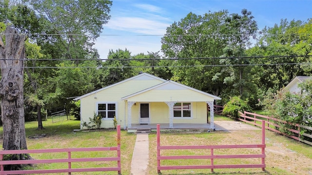 view of front of house featuring a front lawn