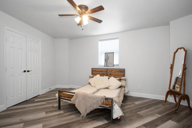 bedroom with ceiling fan, dark wood-type flooring, and a closet