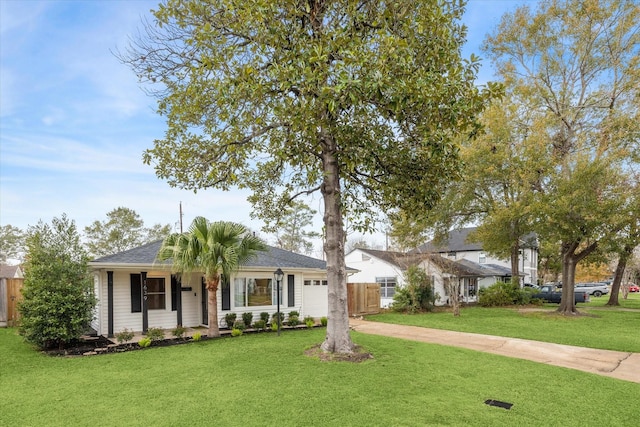 single story home with a front lawn