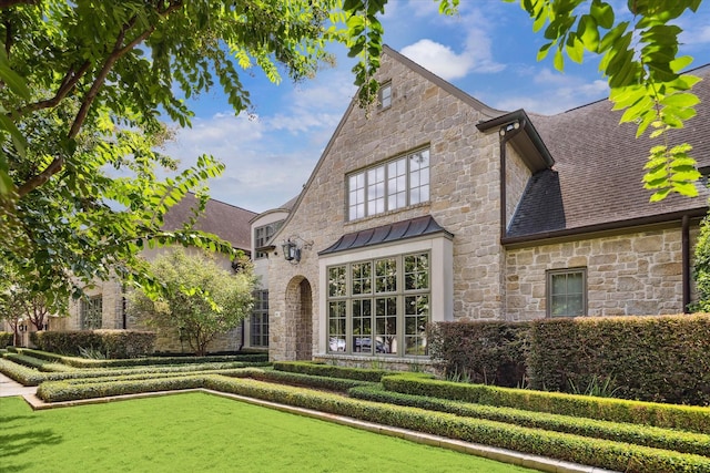 back of house featuring a lawn