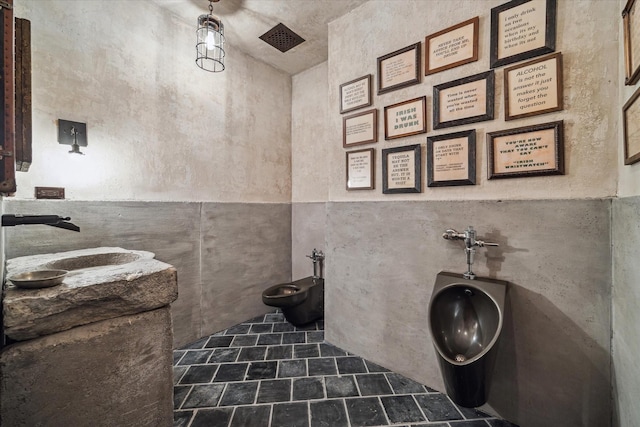 bathroom featuring sink