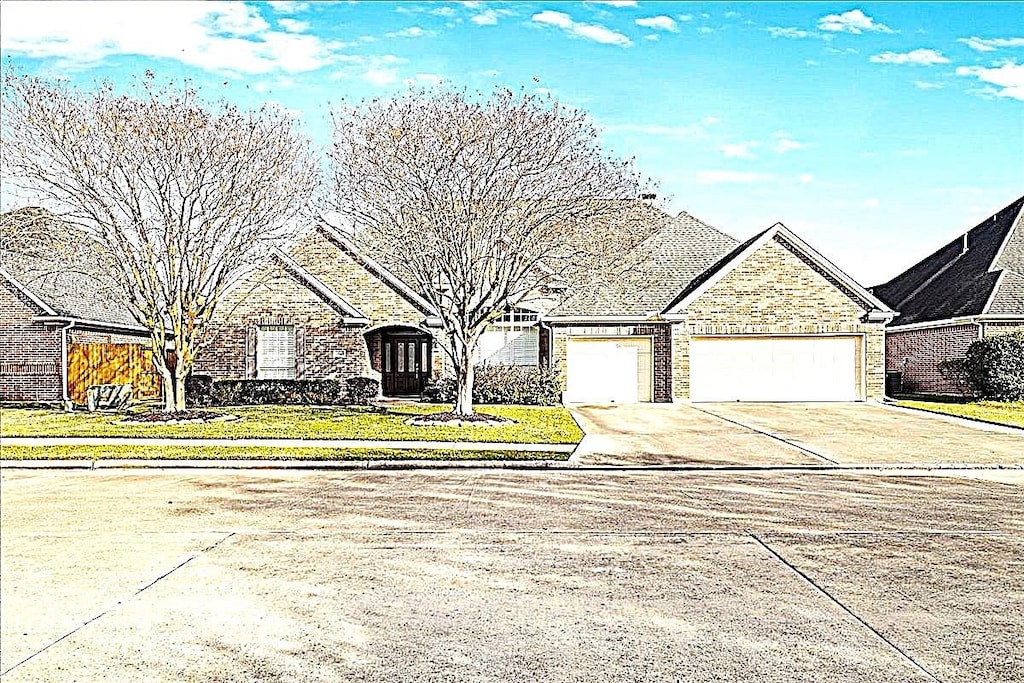 view of front facade featuring a garage