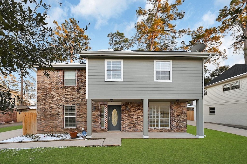 view of front of property featuring a patio and a front lawn