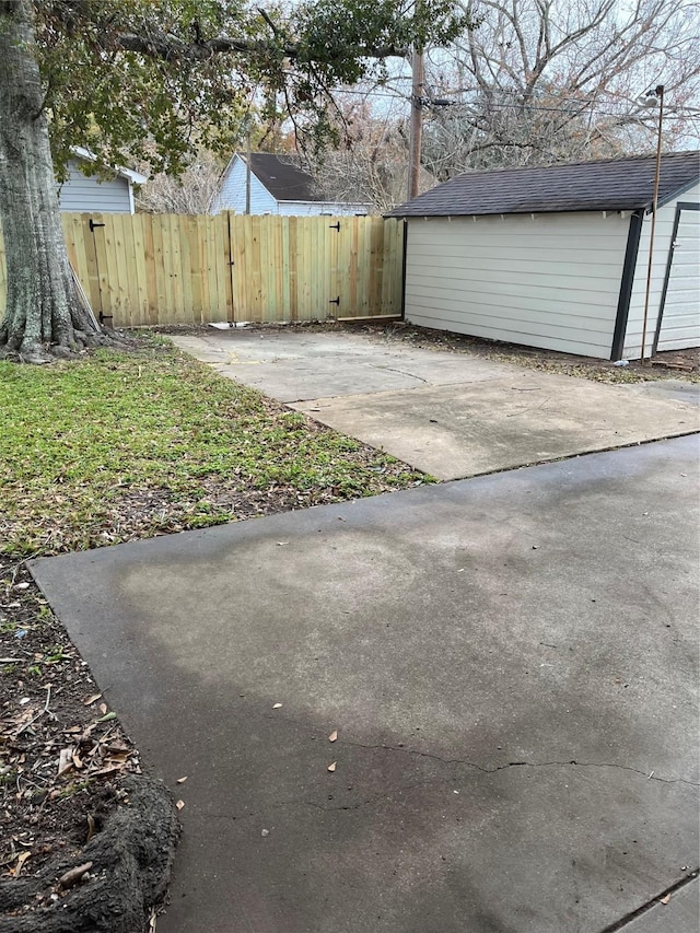 view of yard with a storage shed