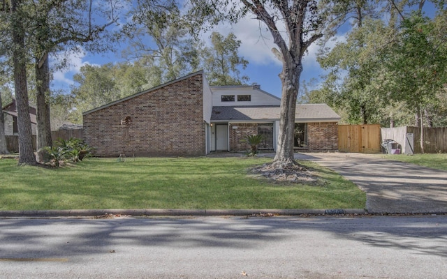 view of front property featuring a front lawn