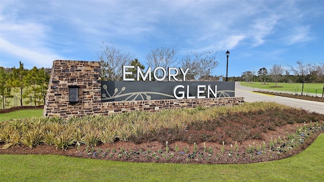 community / neighborhood sign with a lawn