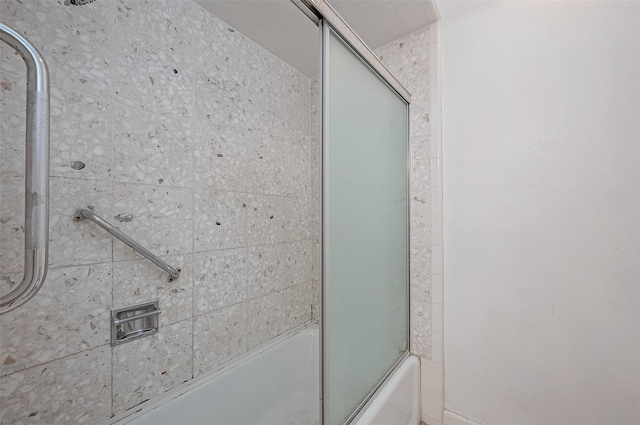 bathroom with combined bath / shower with glass door