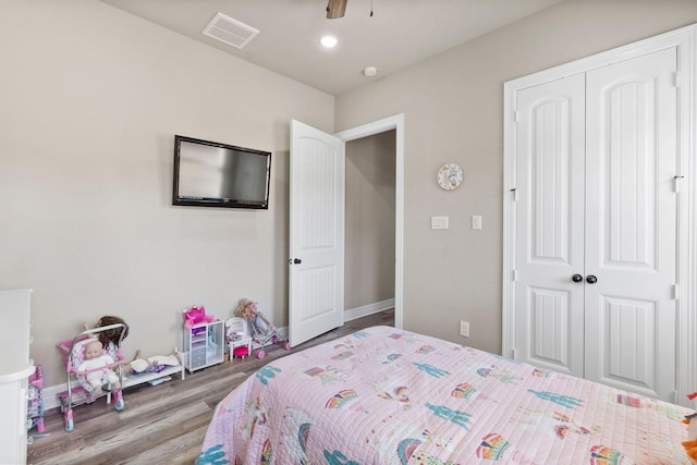 bedroom with a closet, light wood-type flooring, and ceiling fan