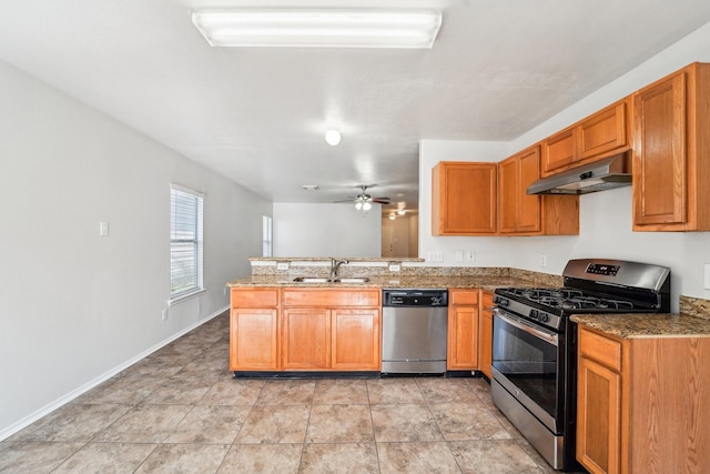 kitchen with sink, ceiling fan, kitchen peninsula, and appliances with stainless steel finishes