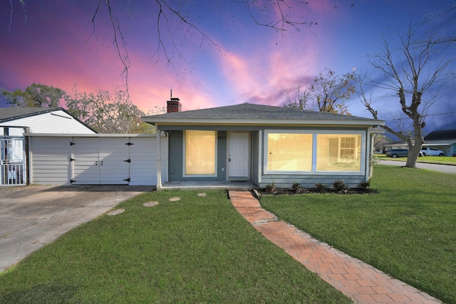 view of front of house featuring a yard