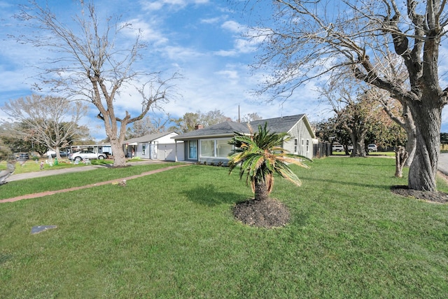 single story home featuring a front yard