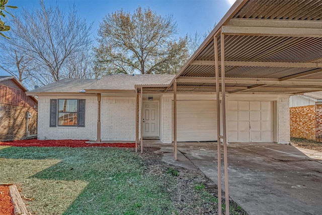 view of front of property featuring a garage, a front lawn, and a carport