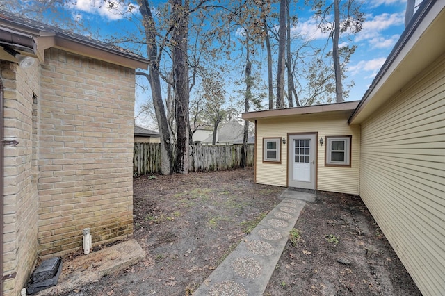 view of yard featuring an outbuilding