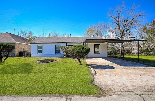 view of front facade featuring a carport and a front lawn