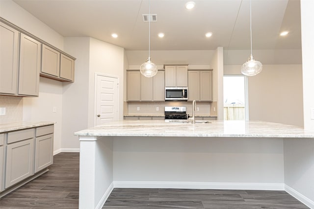 kitchen with stainless steel appliances, gray cabinets, visible vents, a sink, and baseboards