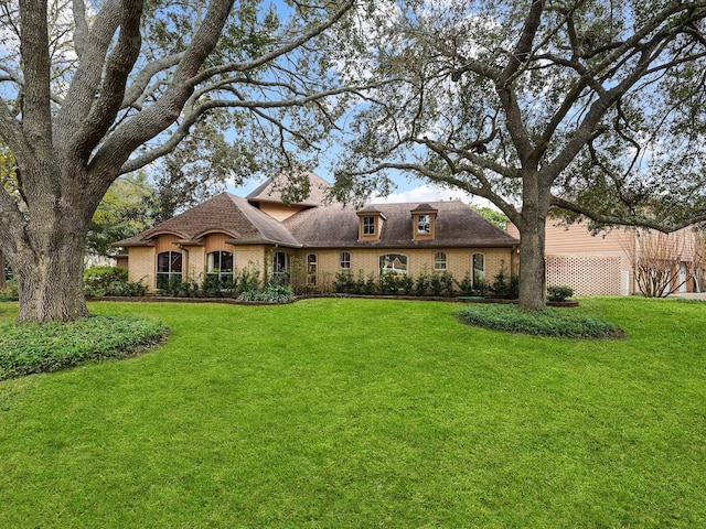 view of front facade featuring a front yard