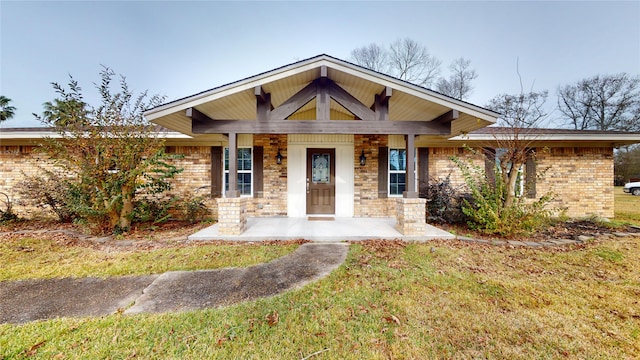 view of front of house with covered porch and a front lawn