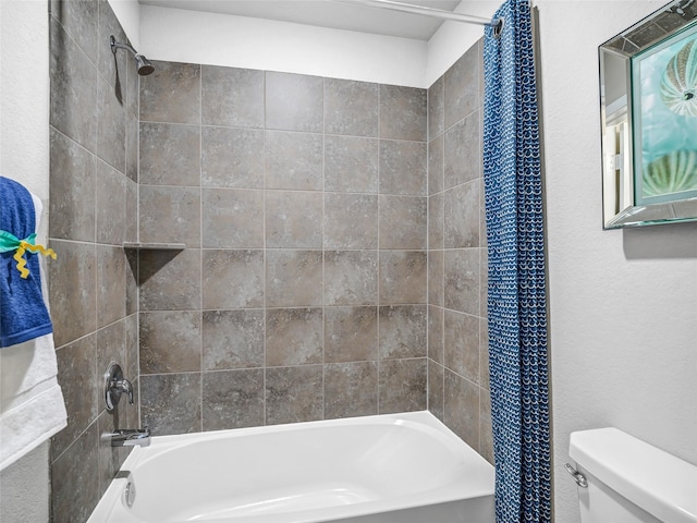 full bath with toilet and shower / bathtub combination with curtain