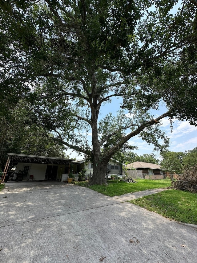 view of front of home featuring a front yard and a carport